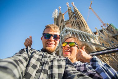 Barcelona, İspanya - 7 Şubat 2018: mutlu turist Barcelona, ünlü Sagrada Familia Roma Katolik Kilisesi önünde fotoğraf çekme mimar Antoni Gaudi