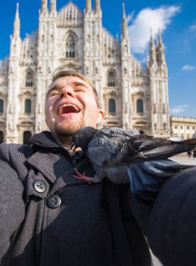 İtalya, gezi ve seyahat kavramı - katedral Duomo Milan önünde selfie güvercinler ile alarak komik adam