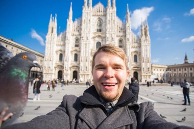 İtalya, gezi ve seyahat kavramı - katedral Duomo Milan önünde selfie güvercinler ile alarak komik adam