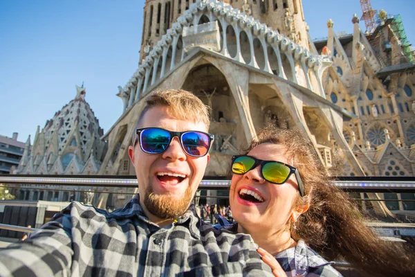 BARCELONA, SPAIN - FEBRUARY 7, 2018: Happy tourists photographing in front of the famous Sagrada Familia roman catholic church in Barcelona, architect Antoni Gaudi — Stock Photo, Image