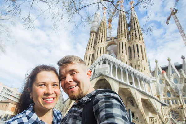 BARCELONA, ESPAÑA - 6 DE FEBRERO DE 2018: Felices turistas fotografiando frente a la famosa iglesia católica romana de la Sagrada Familia en Barcelona, el arquitecto Antoni Gaudí — Foto de Stock