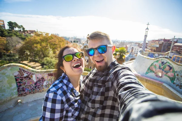 Pareja de viajes feliz haciendo retrato selfie con smartphone en Park Güell, Barcelona, España . — Foto de Stock