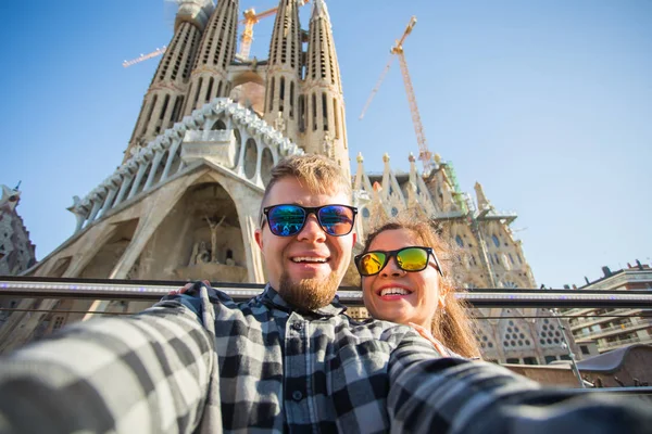 BARCELONA, ESPAÑA - 7 DE FEBRERO DE 2018: Felices turistas fotografiando frente a la famosa iglesia católica romana de la Sagrada Familia en Barcelona, el arquitecto Antoni Gaudí — Foto de Stock