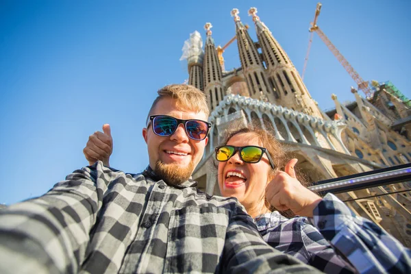 BARCELONA, SPAIN - FEBRUARY 7, 2018: Happy tourists photographing in front of the famous Sagrada Familia roman catholic church in Barcelona, architect Antoni Gaudi — Stock Photo, Image