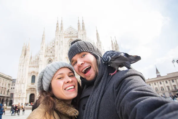 Cestování, Itálie a vtipný pár koncepce - šťastné turisty při autoportrét s holuby před katedrálou Duomo, Milán — Stock fotografie