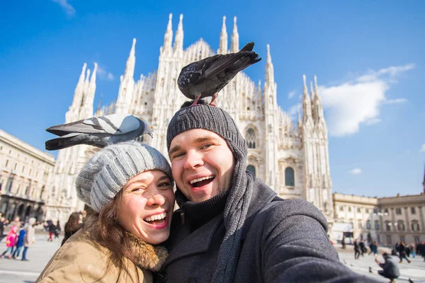 Seyahat ve tatil kavramı - Milano Duomo Katedrali önünde komik güvercinler ile kendi kendine portre alarak mutlu turistler kış — Stok fotoğraf
