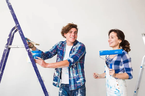 Personnes, concept de rénovation et de réparation - Portrait de charmant couple faisant de la redécoration dans l'appartement — Photo