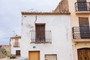 İspanya bir vintage balkonlu eski bina