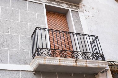 Siyah dövme ajur eskrim ile İspanyol balkon