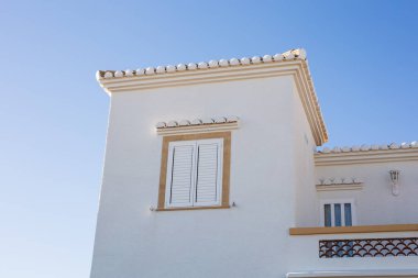 Tasarım, Mimarlık ve dış kavramı - küçük beyaz cephesinde pencere panjurları.