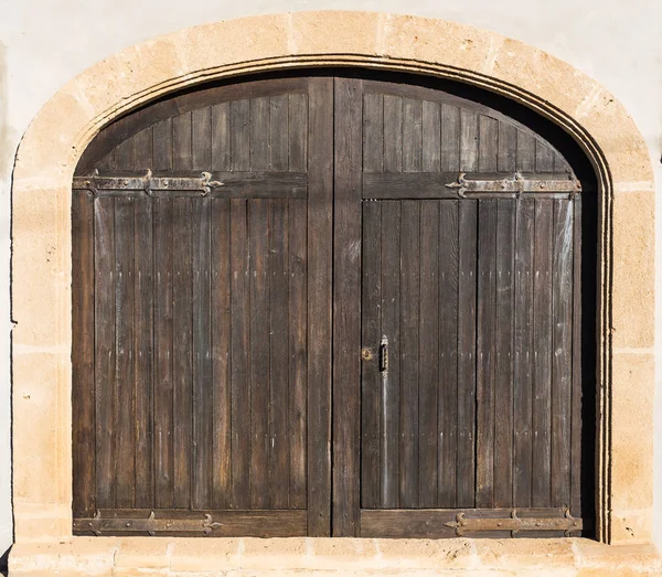 Puerta de madera marrón medieval en pared de piedra —  Fotos de Stock