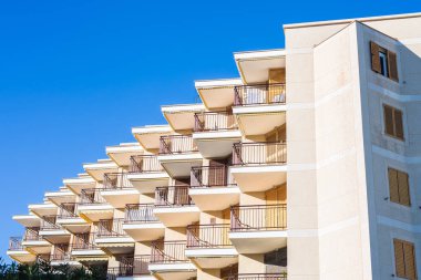 Otel balkonlu modern binanın