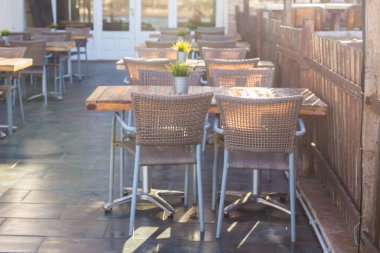 Cafe, kahve dükkanı, taverna ve restoran kavramı - saat Europe kasabada yemek arasında boş tablolar.