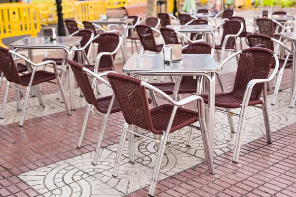Café, cafetería, taberna y concepto de restaurante - Mesas de café callejeras al aire libre listo para el servicio . — Foto de Stock