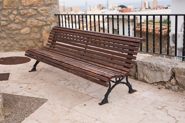 Banco de madeira no parque da cidade ao ar livre — Fotografia de Stock