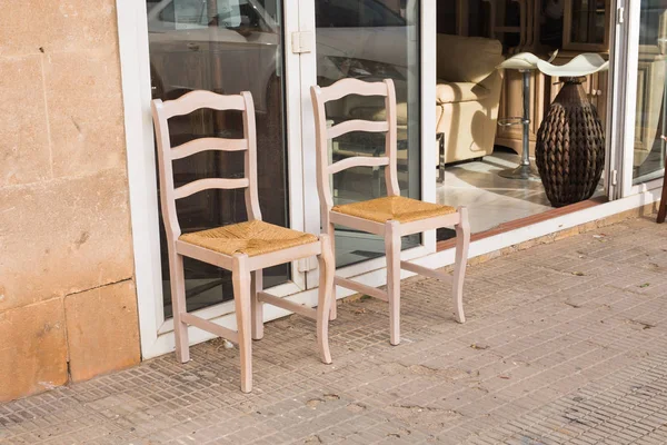 Два старі дерев'яні стільці, що стоять на задньому дворі — стокове фото