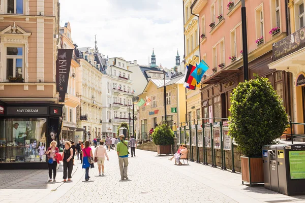 KARLOVY VARY, REPÚBLICA CHECA - 13 DE JUNIO DE 2017: La gente caminando por el centro con fachadas de edificios antiguos en Karlovy Vary . — Foto de Stock