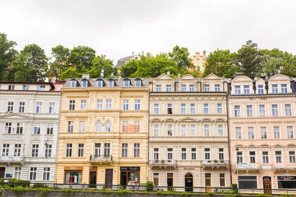 KARLOVY VARY, REPÚBLICA CHECA - 13 DE JUNIO DE 2017: Hermoso hotel en Karlovy Vary, República Checa. Es la ciudad balneario más visitada de la República Checa — Foto de Stock