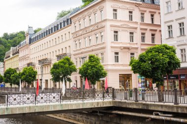 Karlovy Vary, Çek Cumhuriyeti - 12 Haziran 2017: Karlovy Vary manzara nehir Tepla. Mimari Karlovy Vary, Çek Cumhuriyeti. En çok ziyaret edilen spa şehir Çek Cumhuriyeti