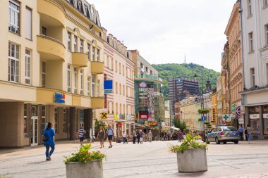 Karlovy Vary, Çek Cumhuriyeti - 12 Haziran 2017: güzel sokak Karlovy Vary, Çek Cumhuriyeti. En çok ziyaret edilen spa şehir Çek Cumhuriyeti