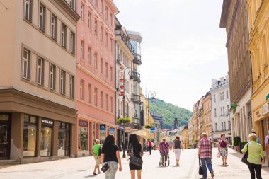Karlovy Vary, Çek Cumhuriyeti - 12 Haziran 2017: güzel sokak Karlovy Vary, Çek Cumhuriyeti. En çok ziyaret edilen spa şehir Çek Cumhuriyeti