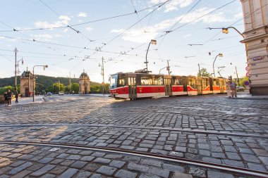 Prague, Prague, Çek Cumhuriyeti - 7 Haziran 2017: bir güzel yaz günü, Çek Cumhuriyeti yeni tramvay
