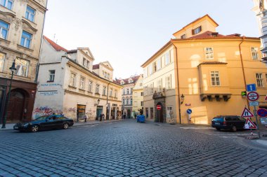 Prague, Çek Cumhuriyeti - 7 Haziran 2017: eski sokak sabah Avrupa seyahat, Prag