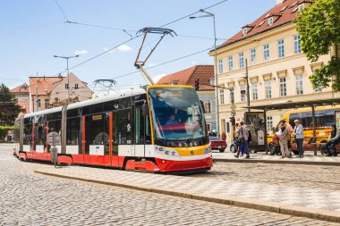 Prag bir güzel yaz günü, Çek Cumhuriyeti, Prag, Çek Cumhuriyeti - 7 Haziran 2017: tramvay