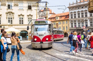 Prag bir güzel yaz günü, Çek Cumhuriyeti, Prag, Çek Cumhuriyeti - 31 Mayıs 2017: tramvay