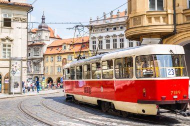 Prag bir güzel yaz günü, Çek Cumhuriyeti, Prag, Çek Cumhuriyeti - 31 Mayıs 2017: tramvay