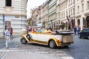 Prague, Çek Cumhuriyeti - 31 Mayıs 2017: sürücüleri Çek Cumhuriyeti başkenti eski merkezinde yenilenmiş retro otomobil taşıma turist eğlendirmek ve Prag'da yerel konumlar göstermek