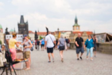 Charles Köprüsü turist bulanık bakış. Prag'da turistler ile popüler tarihi yeri.