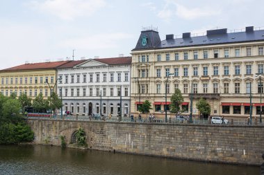 Prague, Çek Cumhuriyeti - 30 Mayıs 2017: doğal görünümü Vltava Nehri ve Prag tarihi merkezi: bina ve yapılar