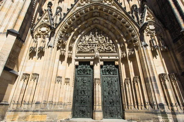 Praga, Republika Czeska - 14 czerwca 2017: architektura detal słynnego zabytkowego st. vitus Cathedral w Praga, Czechy — Zdjęcie stockowe