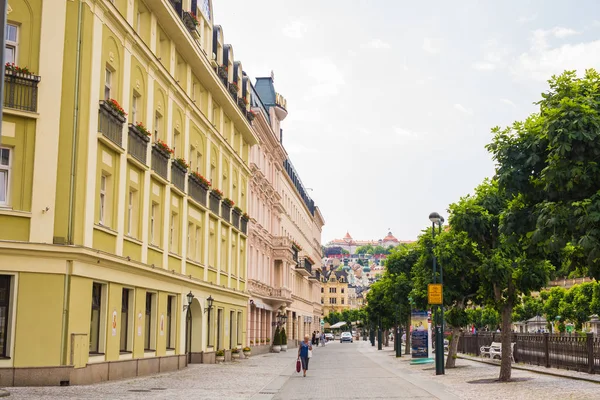 KARLOVY VARY, REPÚBLICA CHECA - 12 DE JUNIO DE 2017: Hermosa calle en Karlovy Vary, República Checa. Es la ciudad balneario más visitada de la República Checa — Foto de Stock