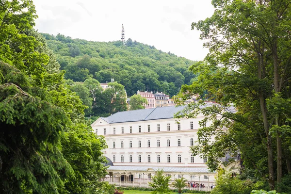 Karlovy Vary, Tsjechië - 12 juni, 2017: prachtige witte gebouw in Karlovy Vary, Tsjechië. Het is de meest bezochte kuuroord in de Tsjechische Republiek — Stockfoto