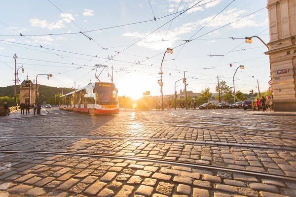 Praha, Česká republika - 7 června 2017: nová tramvaj v Praze za krásný letní den, Česká republika — Stock fotografie