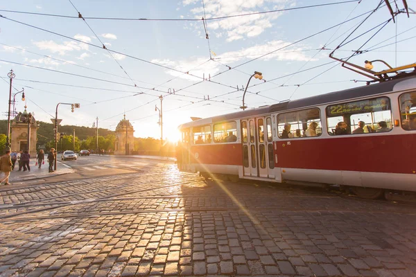 Прага, Чеська Республіка - 7 червня 2017: Старий трамвай у Празі в красивому літній день, Чеська Республіка — стокове фото