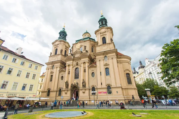 PRAGUE, DEN TJEKKISKE REPUBLIK - JUNI 7, 2017: Bygninger med traditionel arkitektur i Prags gamle bydel, Tjekkiet - Stock-foto