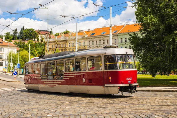 Prag bir güzel yaz günü, Çek Cumhuriyeti, Prag, Çek Cumhuriyeti - 7 Haziran 2017: tramvay