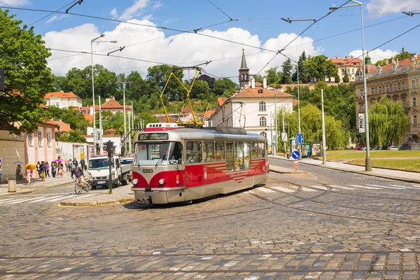 PRAGA, REPÚBLICA CHECA - 7 DE JUNIO DE 2017: Tranvía en Praga en un hermoso día de verano, República Checa — Foto de Stock