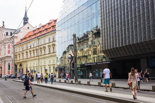 PRAGUE, REPÚBLICA CHECA - 31 DE MAIO DE 2017: Old Street em Praga pela manhã, viagem pela Europa — Fotografia de Stock