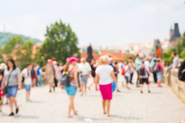 Vista turva dos turistas na ponte Charles. Lugar histórico em Praga, popular entre os turistas . — Fotografia de Stock