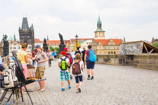 Prague, Çek Cumhuriyeti - 30 Mayıs 2017: turist yürüyüş boyunca güneşli bir Charles Köprüsü Prag
