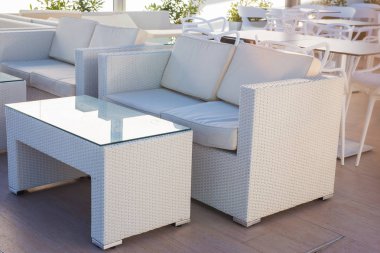 Cafe, kahve dükkanı, taverna ve restoran kavramı - açık sokak kafe tablolar hizmet için hazır..