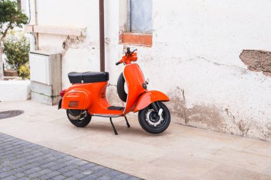 Barcelona, İspanya - 13 Ocak 2018: Turuncu Scooter Vespa Barselona, İspanya, eski sokakta park edilmiş