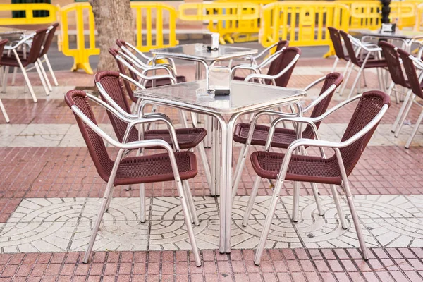 Концепция кафе, кофейни, тарелки и ресторана - Столы уличных кафе под открытым небом готовы к работе . — стоковое фото