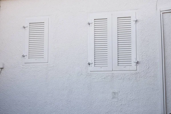 Janelas velhas persianas de uma casa mediterrânea, fundo vintage . — Fotografia de Stock