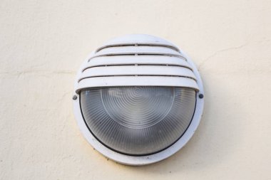 Işık ve Aydınlatma Konsept - beyaz bir soliter bir lamba dokulu duvar