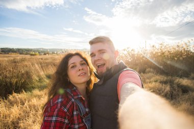 Mutlu çift selfie güzel devralarak seyahat, tatil ve tatil kavramı - manzara